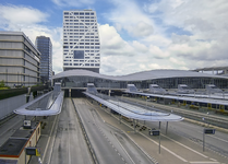 847237 Gezicht op de lege perrons van station Utrecht Centraal tijdens een 24-uurs openbaar vervoerstaking, vanaf de ...